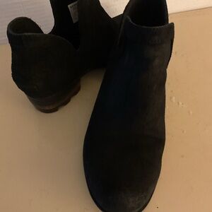 Sorel Black Suede Chelsea Ankle Booties size 7.5